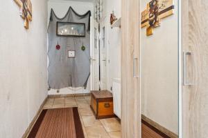 a hallway with a tv on the wall and a hallway sidx sidx sidx at Ferienwohnung in Kramerhof mit Grill und Garten in Kramerhof