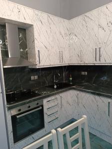 Η κουζίνα ή μικρή κουζίνα στο PEYKOXORI 3 LUXURY SUITES BY makhome