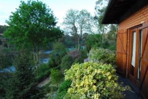 马尔科-德卡纳维泽斯Traumhaftes Landhaus mit Zugang zum Fluss的享有房子旁花园的景色