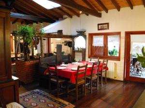 马尔科-德卡纳维泽斯Traumhaftes Landhaus mit Zugang zum Fluss的有红色桌子和椅子的餐厅 更多14张照片