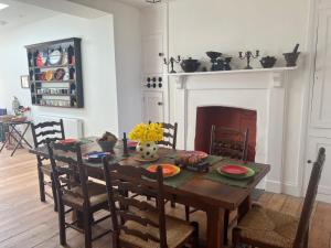 ein Esszimmer mit Tisch und Kamin in der Unterkunft The Moorings - Just a few metres from the sea! in Padstow