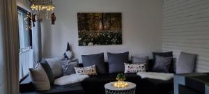 un soggiorno con divano nero e cuscini di Ferienhaus für 2 Personen ca 75 m in Frankenau, Hessen Hessisches Bergland a Frankenau
