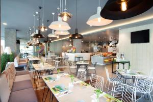 Restoran või mõni muu söögikoht majutusasutuses Ibis Styles Jakarta Sunter