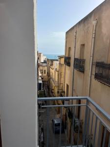 balcone con vista su un vicolo. di Casa felicità Sciacca a Sciacca