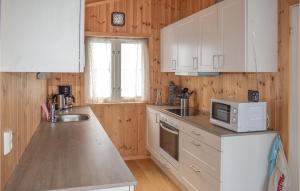Η κουζίνα ή μικρή κουζίνα στο Gorgeous Home In Noresund With Wifi