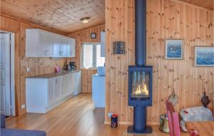 Η κουζίνα ή μικρή κουζίνα στο Gorgeous Home In Noresund With Wifi