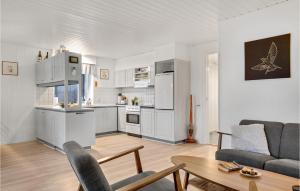 Η κουζίνα ή μικρή κουζίνα στο 4 Bedroom Lovely Home In Hejls