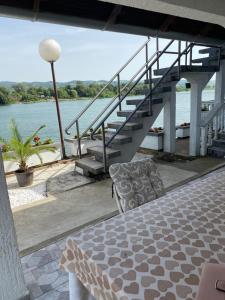 Rõdu või terrass majutusasutuses Obala Srebrno Jezero