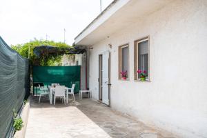 En terrasse eller udendørsområde på Casa Vacanza Mario 2D a 180 mt dal mare di Punta Prosciutto