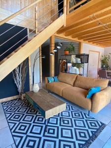 FontenuにあるCharmante maison en bois 8 persのソファとコーヒーテーブルのあるリビングルーム +35枚の写真