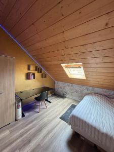 FontenuにあるCharmante maison en bois 8 persの部屋にベッドと机がある寝室