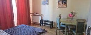 mały pokój ze stołem i jadalnią w obiekcie Warsaw rooms w Warszawie