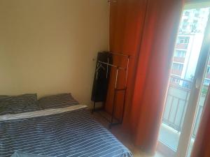 sypialnia z łóżkiem obok okna w obiekcie Warsaw rooms w Warszawie