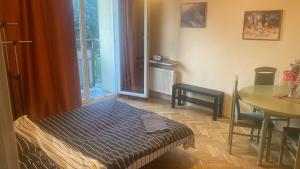 pokój z łóżkiem, stołem i oknem w obiekcie Warsaw rooms w Warszawie