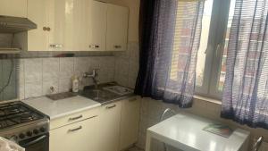 mała kuchnia ze zlewem i kuchenką w obiekcie Warsaw rooms w Warszawie