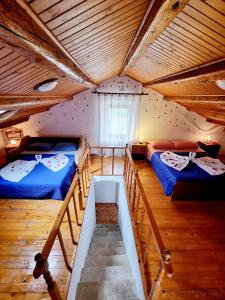 Postel nebo postele na pokoji v ubytování Apartmani Milenko Lubenice