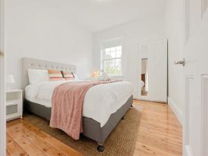 Voodi või voodid majutusasutuse Millers Point Waterview toas