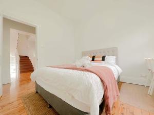 Voodi või voodid majutusasutuse Millers Point Waterview toas