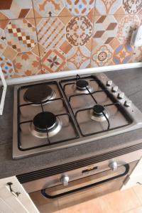 a stove top oven sitting in a kitchen at Gemütliches Zimmer "Gold" für 2 Personen und Katzenliebhaber in Valencia