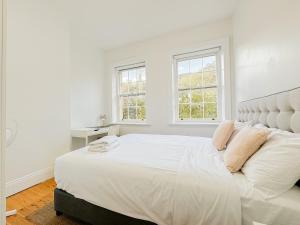 Voodi või voodid majutusasutuse Millers Point Waterview toas