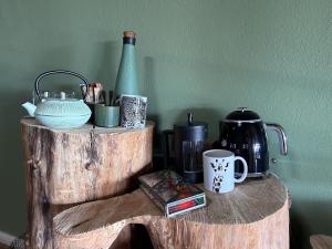 Tzamenkomst River Lodge的咖啡和沏茶工具
