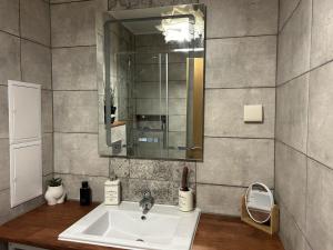 Ένα μπάνιο στο Appartement in Pomorie mit Garten und gemeinsamem Pool