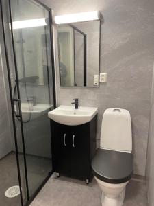 Koupelna v ubytování SamiCity Hotel As