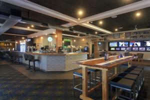 a bar in a restaurant with tables and chairs at Shortland Budget Accommodation in Jesmond