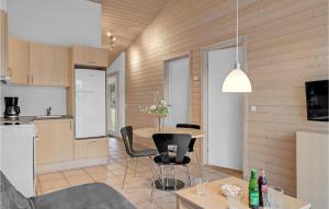 Kuchyň nebo kuchyňský kout v ubytování Pet Friendly Home In Pandrup With Wifi