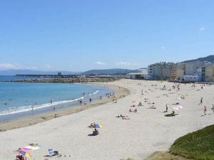 a large group of people on a beach at EnBURELA Confort y Relax in Burela de Cabo