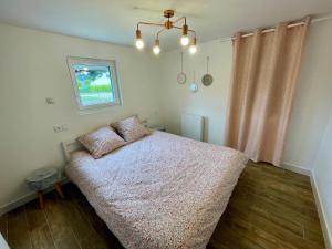 Ένα ή περισσότερα κρεβάτια σε δωμάτιο στο Superbe Maison rénovée - Trégomeur