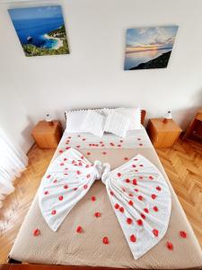 Postel nebo postele na pokoji v ubytování Apartmani Milenko Lubenice