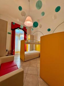 a room with a bedroom with a bed and a table at Auberge de la Gare - Dortoir & Ostello in Hone