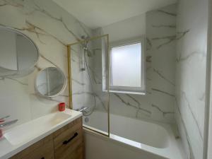 Ένα μπάνιο στο Superbe Maison rénovée - Trégomeur +29 φωτογραφίες