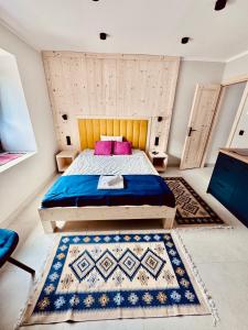 a bedroom with a king sized bed and a rug at Studio dla 2 osób Tatra-Dream in Zakopane