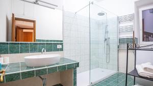 een badkamer met een wastafel en een douche bij EasyTopStay - Piazza Navona Elegant Apartment in Rome +15 foto's