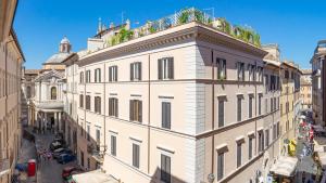 een groot wit gebouw met planten erop bij EasyTopStay - Piazza Navona Elegant Apartment in Rome