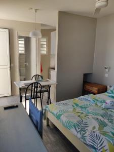 Postelja oz. postelje v sobi nastanitve Joli studio cocooning & discret, à 2mns de la 4 voies