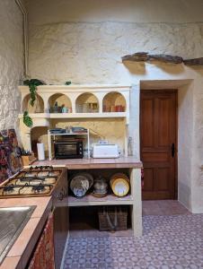 een keuken met een fornuis en een aanrechtblad bij Casa Burga in Perelló