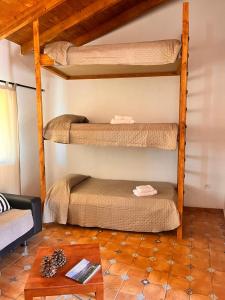 pokój z dwoma łóżkami piętrowymi i stołem w obiekcie Vista Tunte, Camino de Santiago w mieście San Bartolomé