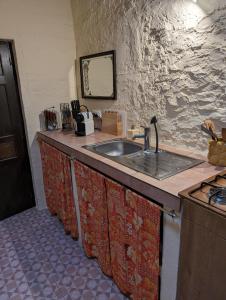 een keuken met een spoelbak en een aanrechtblad bij Casa Burga in Perelló