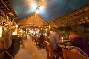 En restaurant eller et andet spisested på The Hip Resort @ Phi Phi