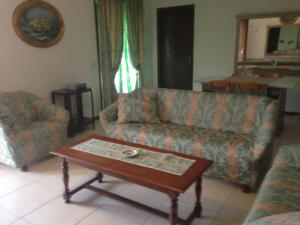 a living room with a couch and a coffee table at Appartement avec jardin privé à Montreux 100mt du lac in Montreux