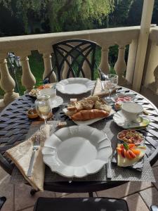 Jedlo v ubytovaní bed & breakfast alebo blízkom okolí