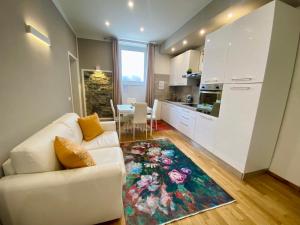 A kitchen or kitchenette at LEO'S HOME