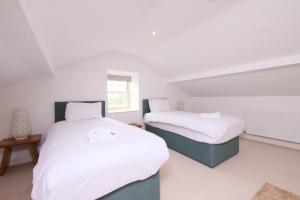 SaltonにあるSalton Lodgeのベッド2台と窓のある寝室 +74枚の写真