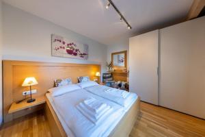 une chambre avec un grand lit blanc dans une pièce dans l'établissement Mountainresort Top 2, à Dienten am Hochkönig