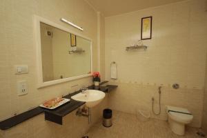 Koupelna v ubytování Hotel DSF Grand Plaza