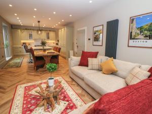 una sala de estar con un sofá y una mesa en Hunter's Lodge, en Buxton
