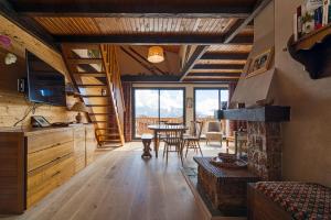 Una sala de estar con una mesa y un comedor. en Homency - Résidence Les Chevreuils, en L'Alpe-d'Huez